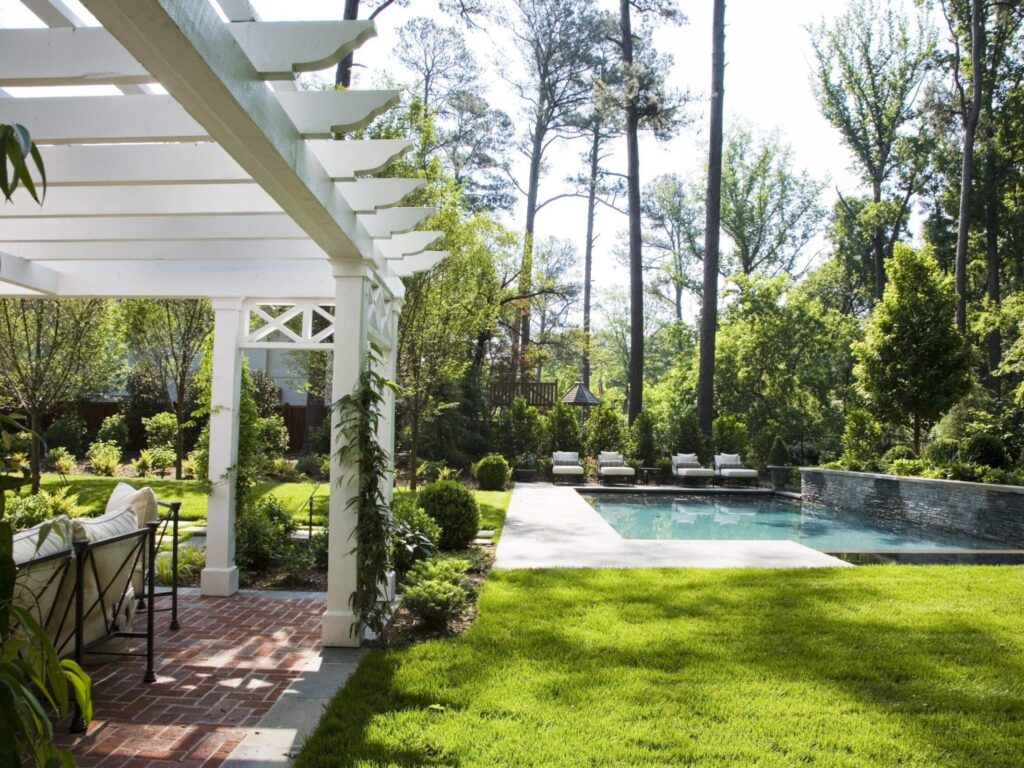 A backyard using landscape design trends such as a beautiful pergola.